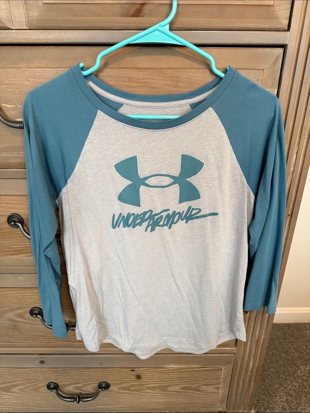 Under Armour womens Teal and Light Gray Raglan Long-Sleeve Tee